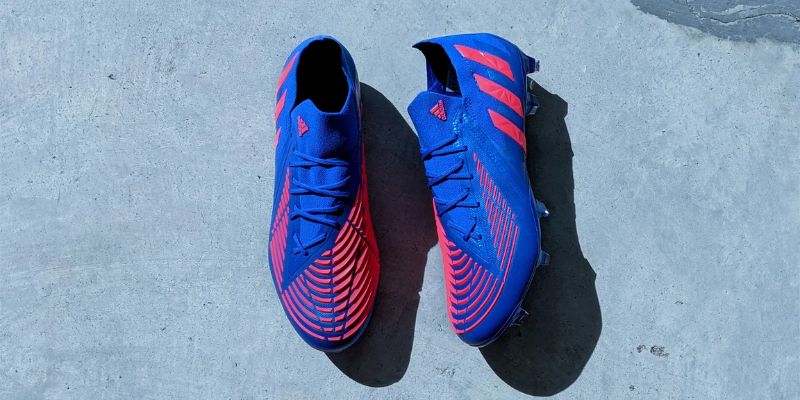 Adidas Predator nổi bật với các đường gân xuyên suốt phần upper giúp kiểm soát bóng tốt hơn
